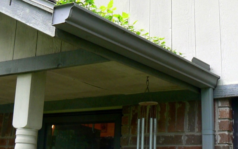 How to Clean Gutters Safely Without Falling